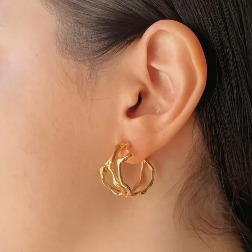 Arracada grande de plata .925 con baño de oro doble estilo clásico por Teresa González