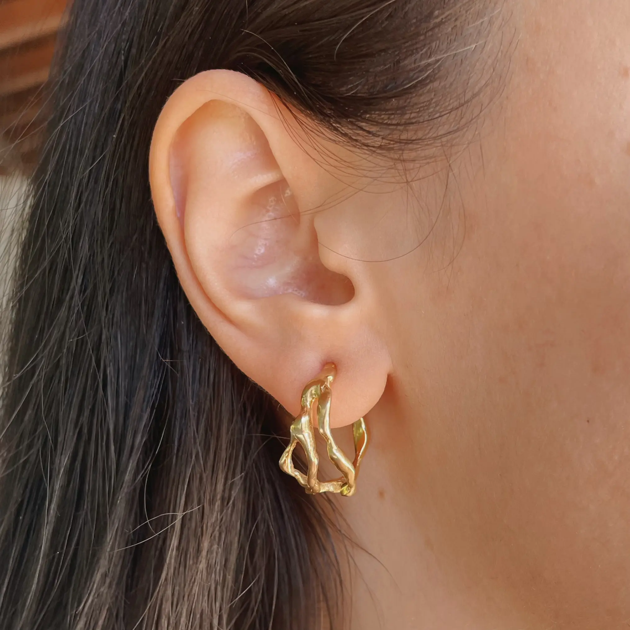 Arracada mediana de plata .925 con baño de oro doble estilo clásico por Teresa González