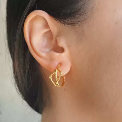 Arracada chica de plata .925 con baño de oro doble estilo clásico por Teresa González