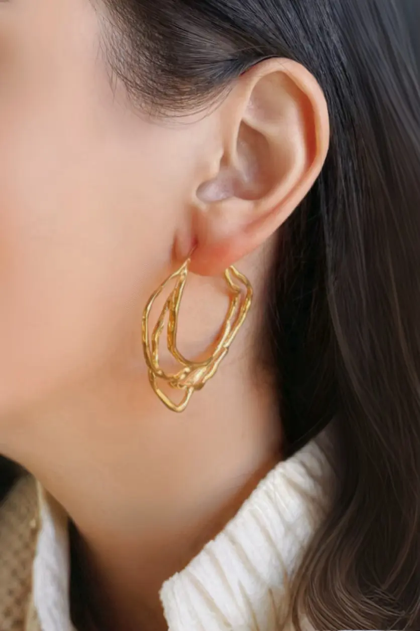 Arracada jumbo de plata .925 con baño de oro doble estilo clásico por Teresa González