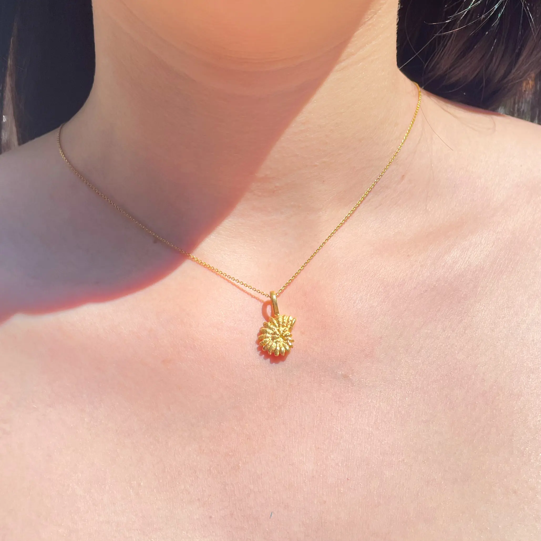 Dije de plata .925 baño de oro estilo natural por Teresa González