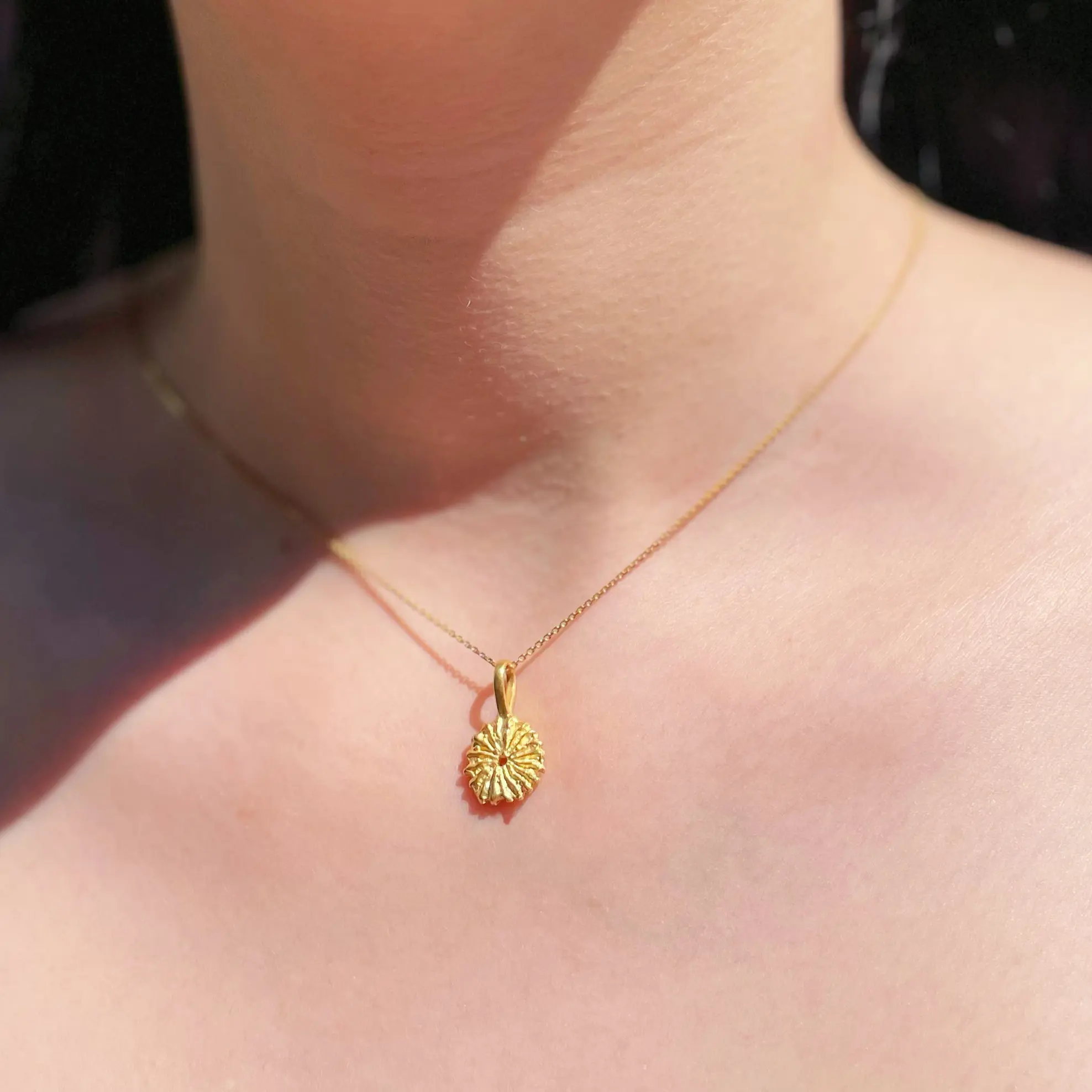 Dije de plata .925 baño de oro diseño contemporáneo por Teresa González