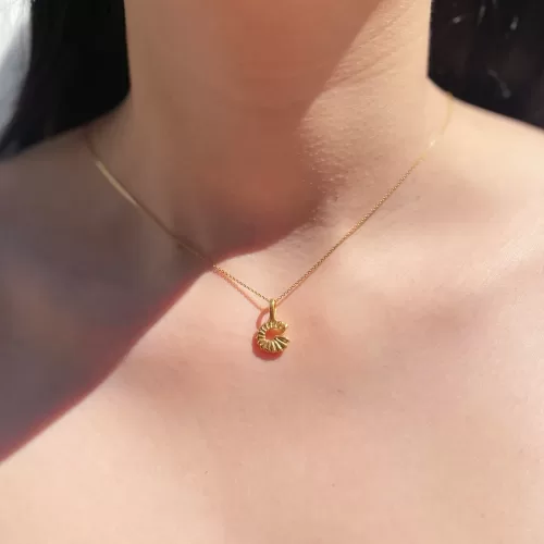 Dije de plata .925 baño de oro diseño contemporáneo por Teresa González