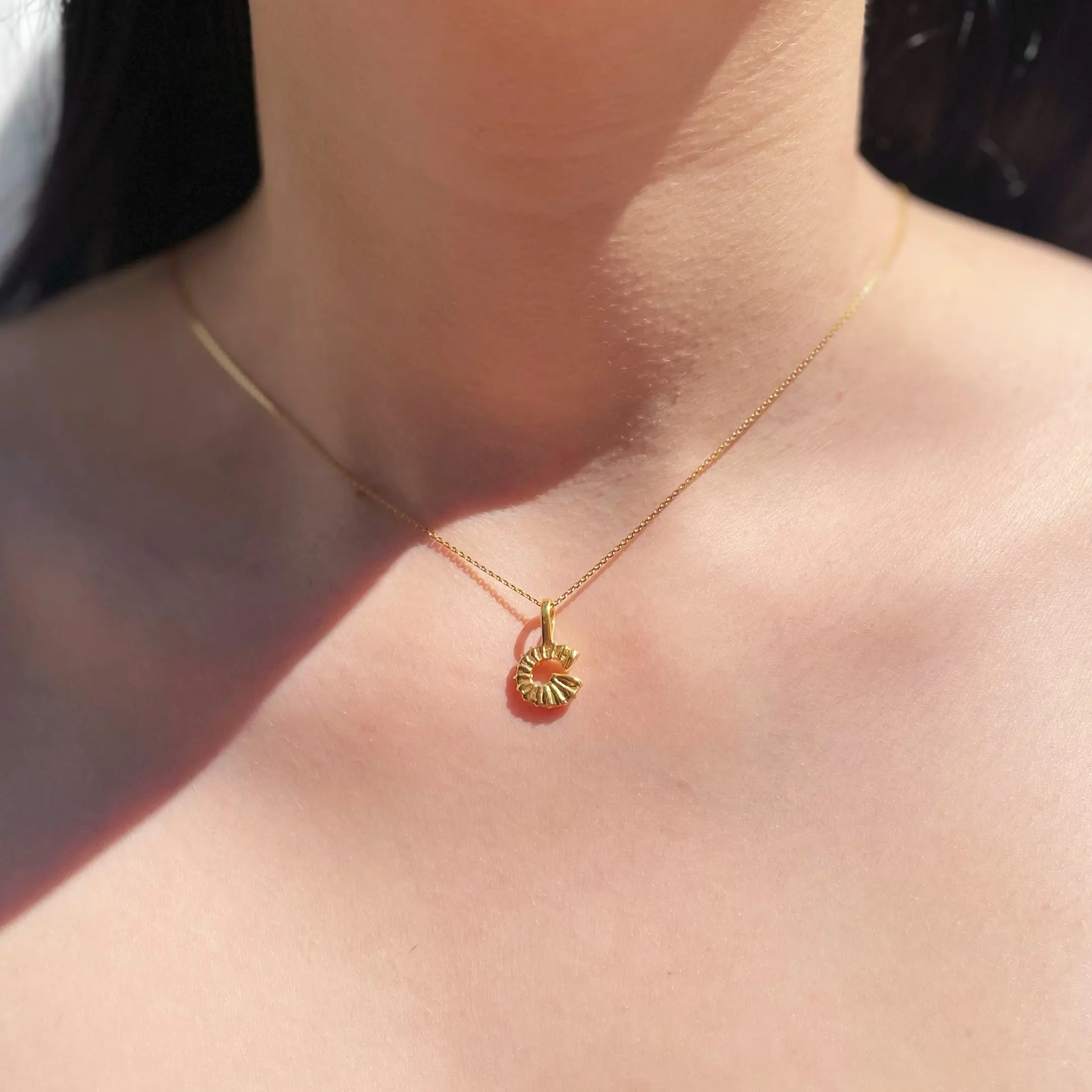 Dije de plata .925 baño de oro diseño contemporáneo por Teresa González