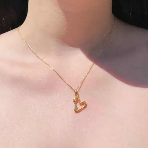 Dije de plata .925 de corazón forjado con baño de oro diseño contemporáneo por Teresa González