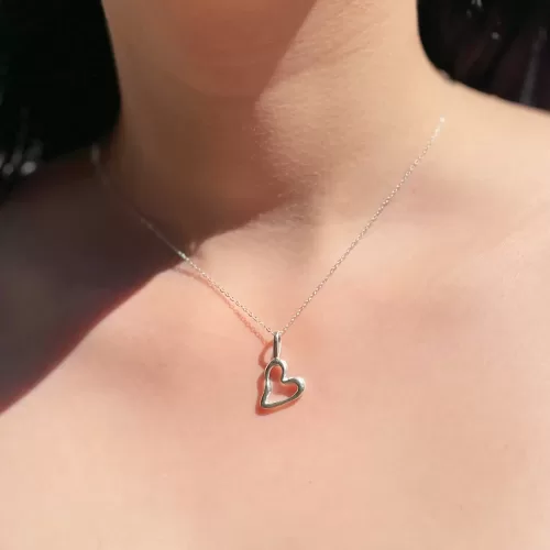 Dije de plata .925 diseño contemporáneo de corazón forjado por Teresa González