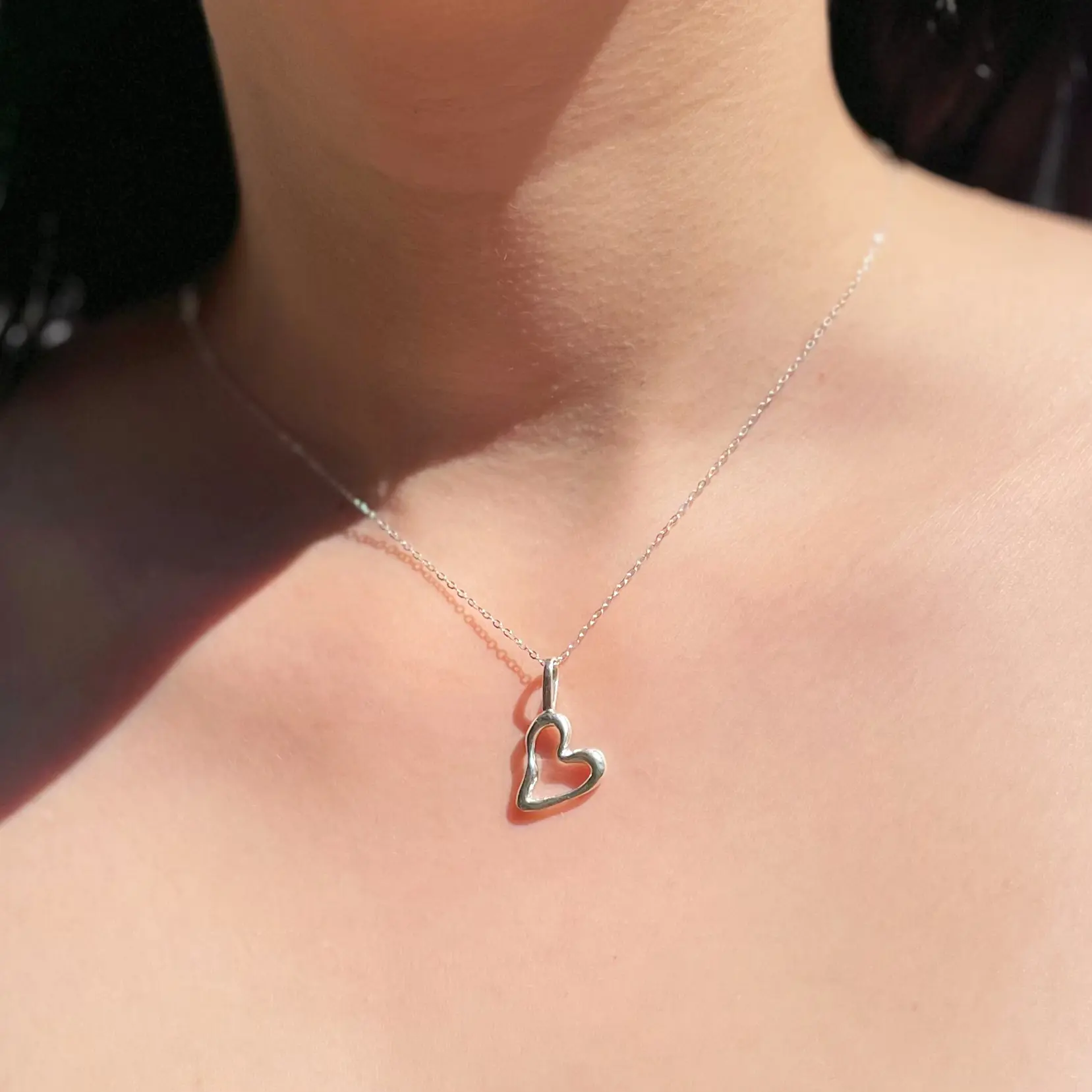 Dije de plata .925 diseño contemporáneo de corazón forjado por Teresa González