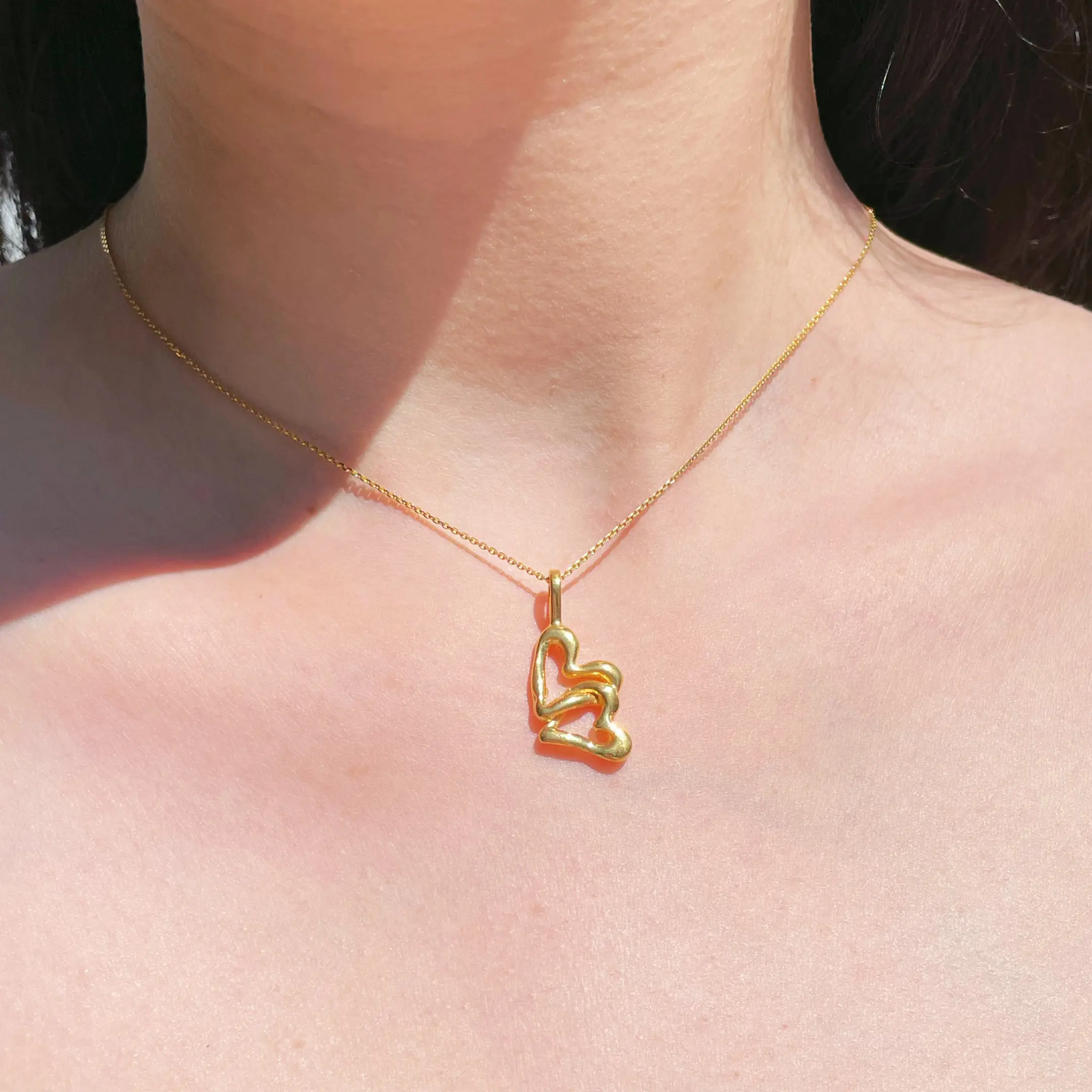 Dije de plata .925 de corazón forjado con baño de oro diseño contemporáneo por Teresa González