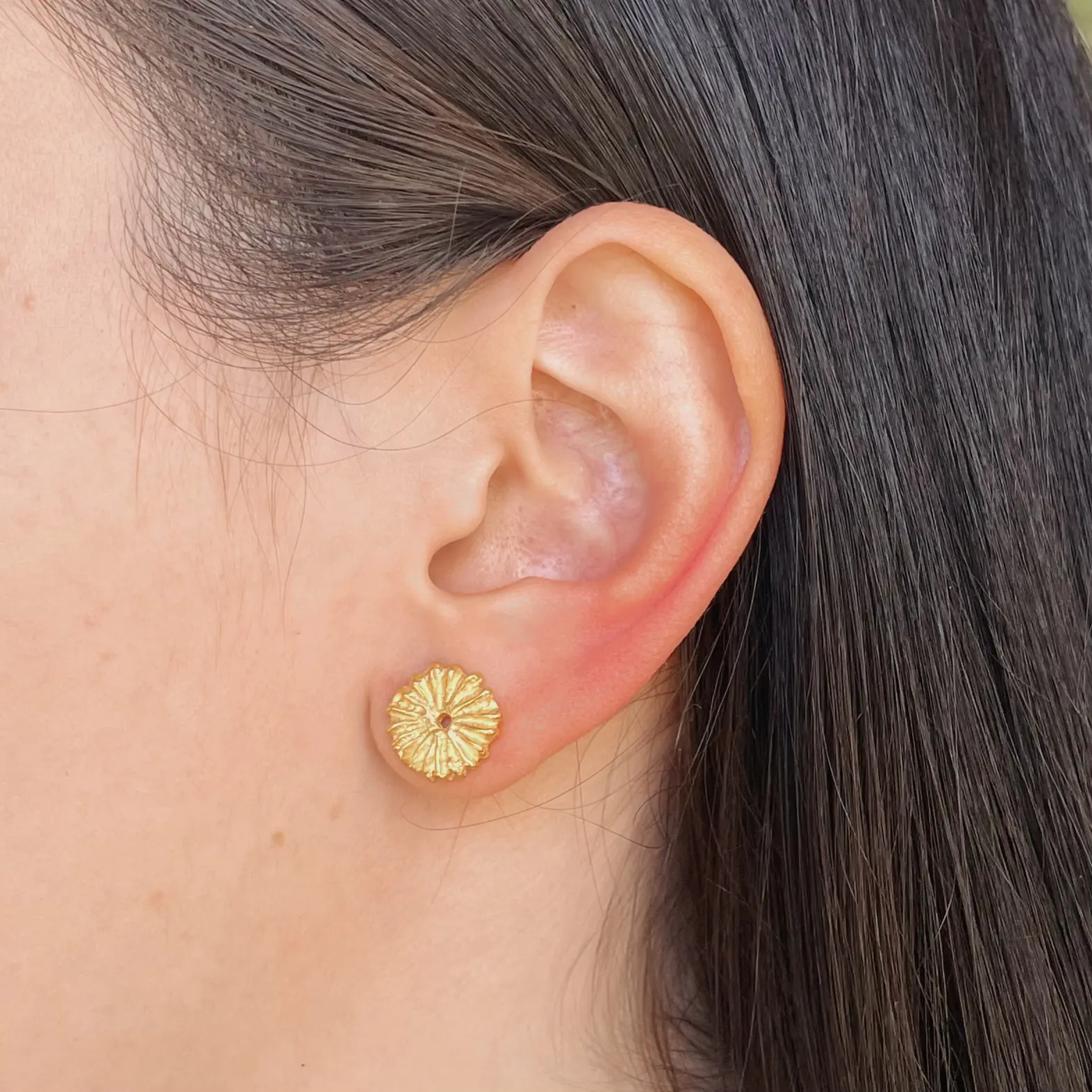 Arete de plata .925 baño de oro tipo broquel estilo marino por Teresa González.