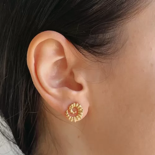 Arete de plata .925 baño de oro tipo broquel estilo marino por Teresa González.