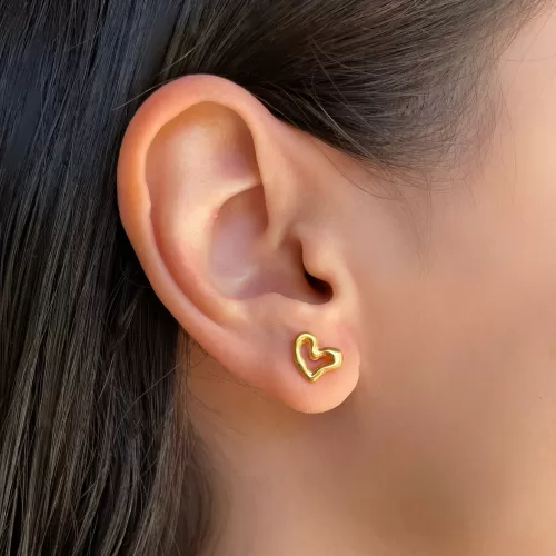 EPT053DM - Aretes minimalista de plata .925 de corazón forjado con baño de oro, estilo broquel, creación de Teresa González.