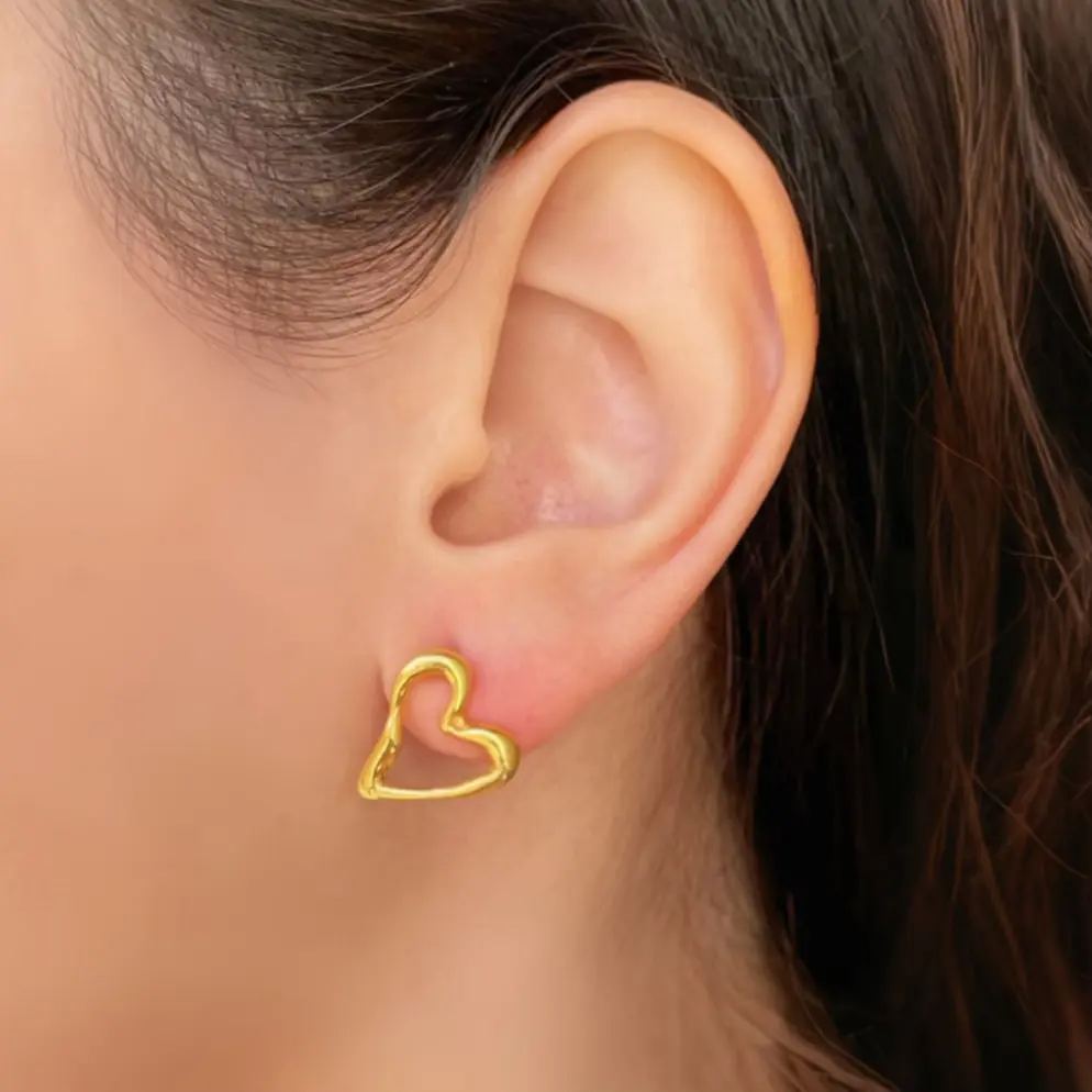 EPT055DS- Aretes minimalista de plata .925 de corazón forjado con baño de oro, estilo broquel, creación de Teresa González.