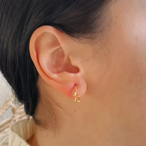 Arracada mini de plata .925 baño de oro estilo clásico por Teresa González