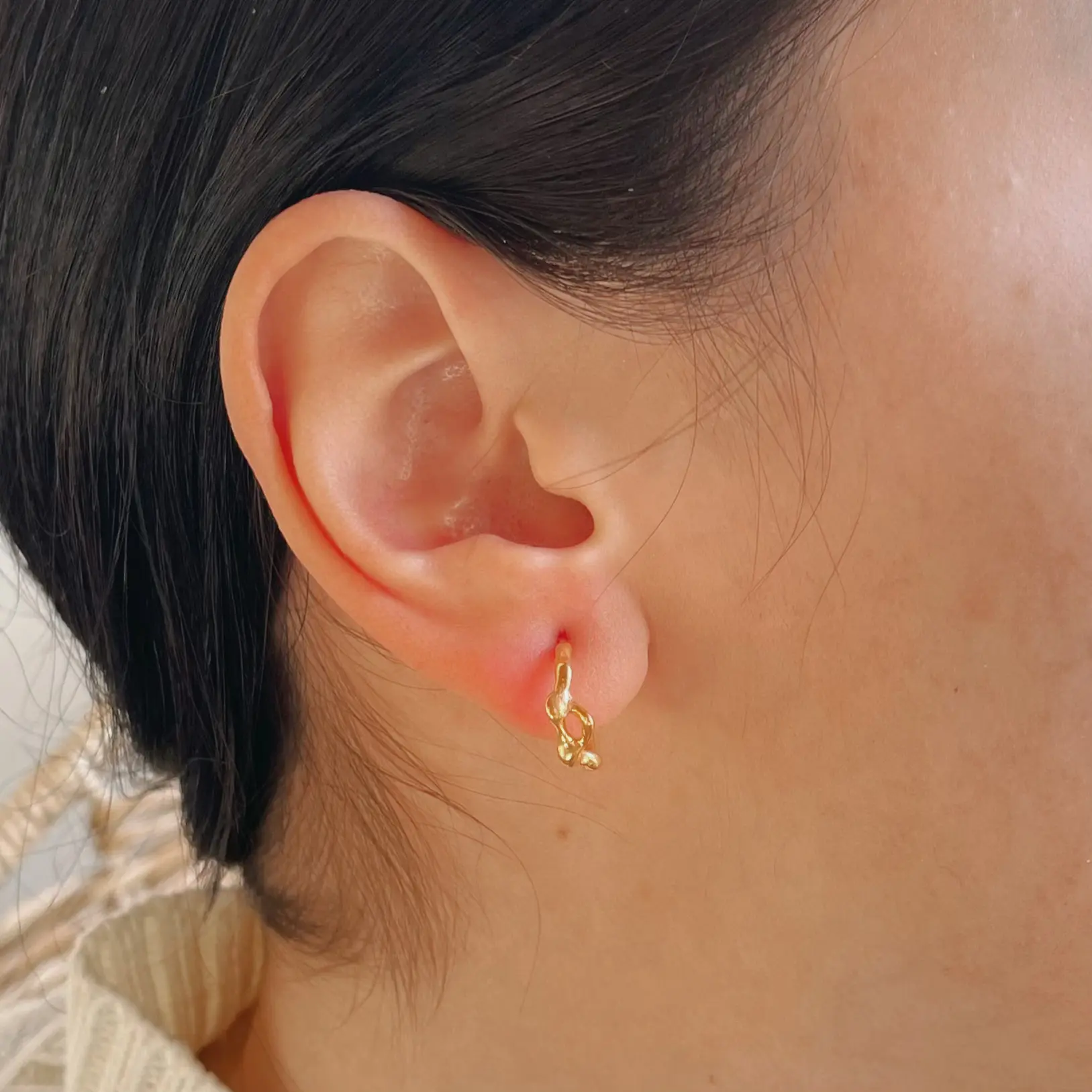 Arracada mini de plata .925 baño de oro estilo clásico por Teresa González