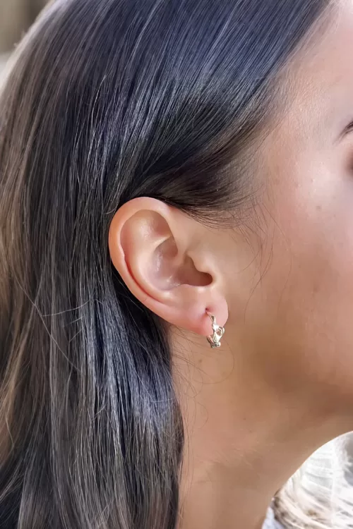 Arracada mini de plata .925 estilo clásico por Teresa González