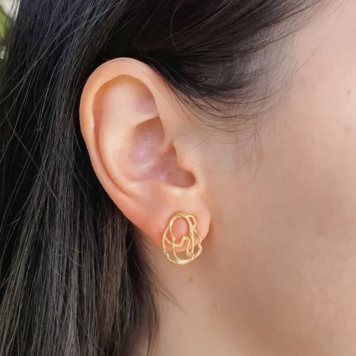 EPT334DS- Arete de plata .925 baño de oro tipo broquel diseño orgánico por Teresa González