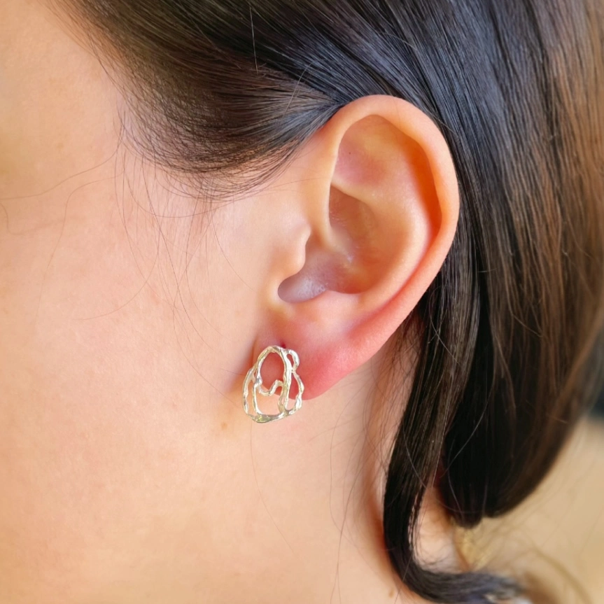 Arete de plata .925 tipo broquel diseño orgánico por Teresa González