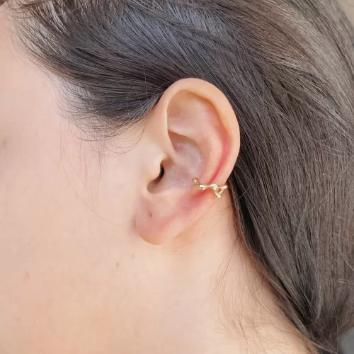 Arete tipo grapa de plata .925 baño de oro  estilo clásico por Teresa González