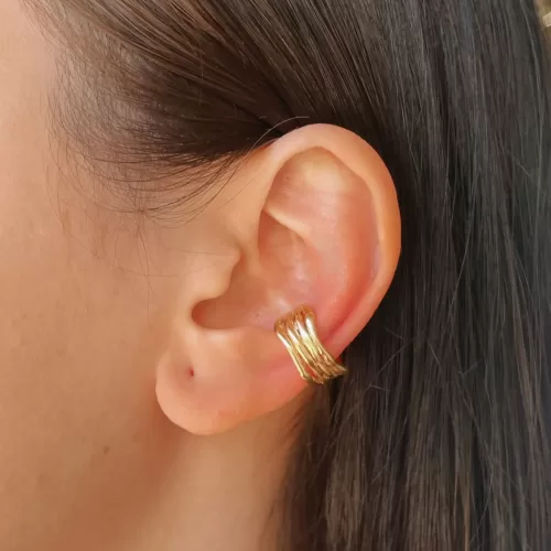Arete tipo grapa de plata .925 baño de oro estilo clásico 4 lineas por Teresa González