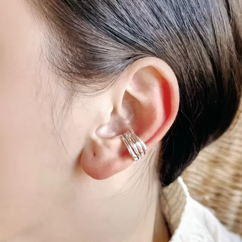 Arete tipo grapa de plata .925 baño de oro estilo clásico por Teresa González