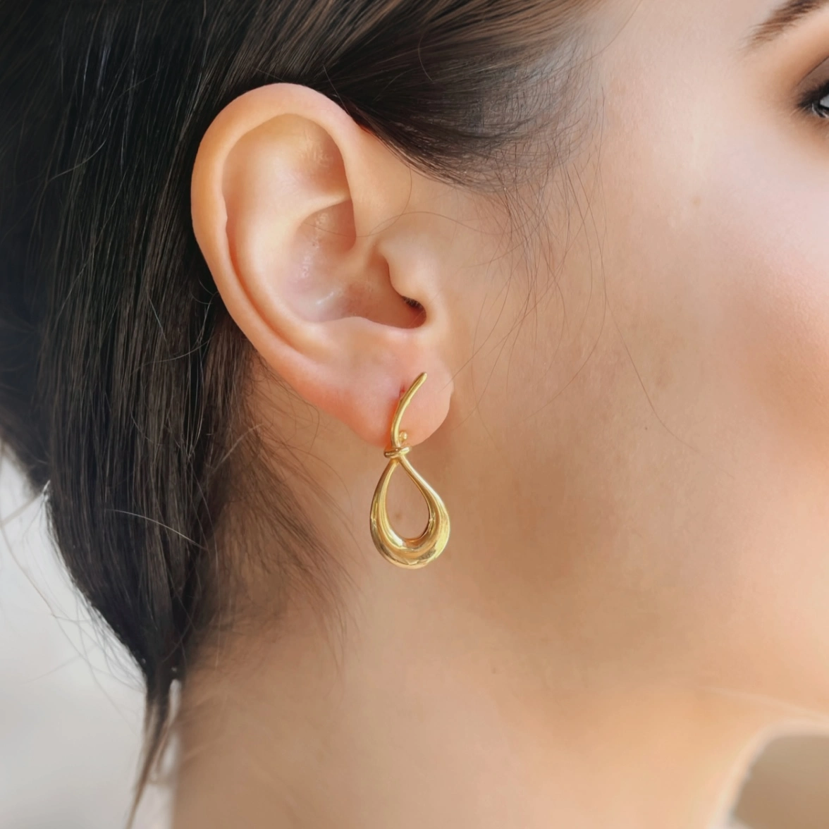 Arete de plata .925 lazo grande con poste baño de oro por Teresa González