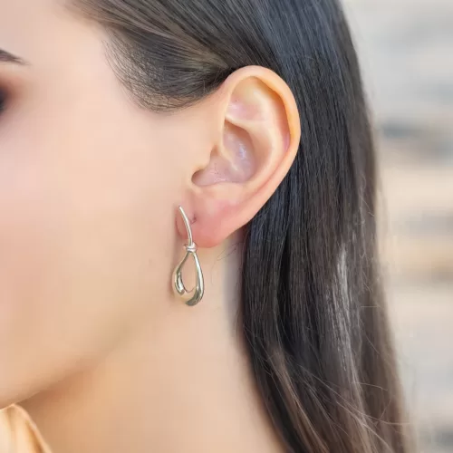 Arete de plata .925 lazo grande con poste diseño por Teresa González