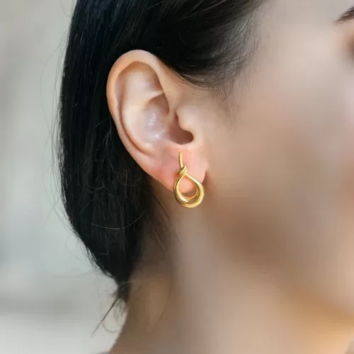 Arete de plata .925 lazo chico con poste baño de oro por Teresa González