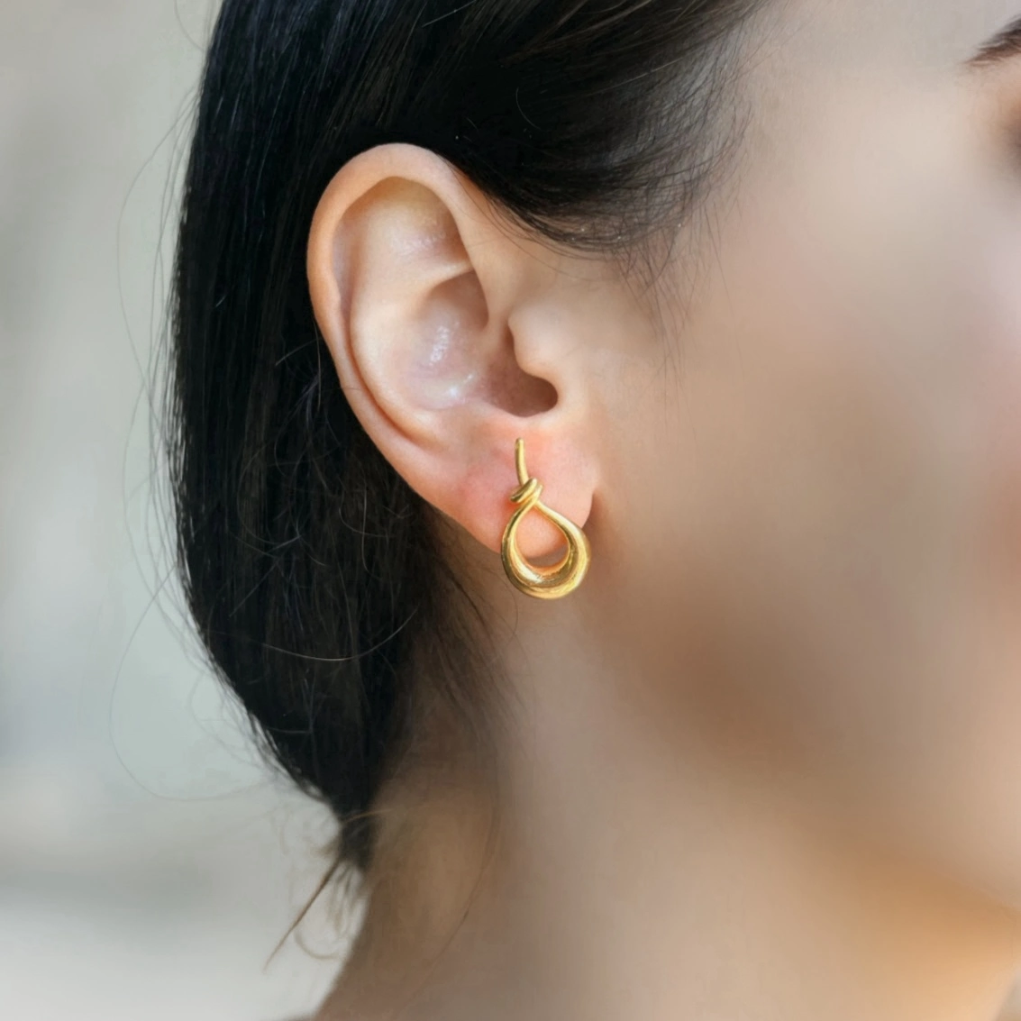 Arete de plata .925 lazo chico con poste baño de oro por Teresa González