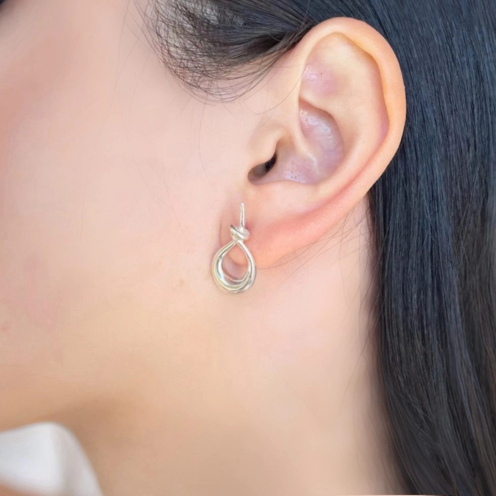 Arete de plata .925 lazo chico con poste diseño por Teresa González