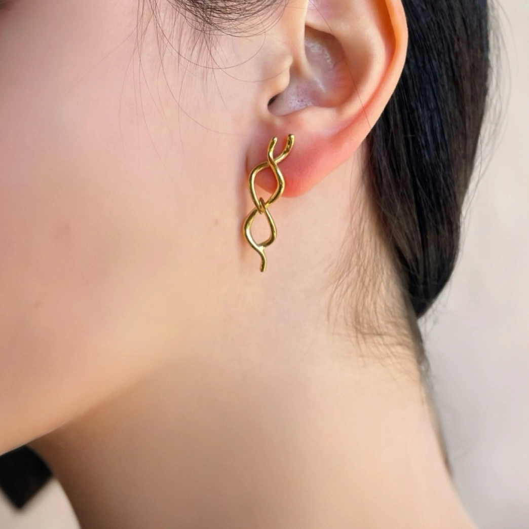 Aretes de plata .925 entrelazado doble chico baño de oro con poste.