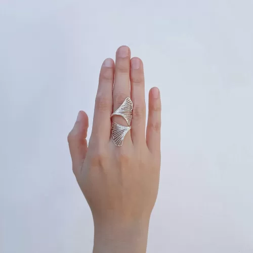 Anillo de plata .925 ligero largo estilo orgánico por Teresa González, diseño de hoja encontrada detallados a mano, combinan elegancia y sofisticación en cada detalle. Colección Ginkgo Biloba, diseño por Teresa Gonzalez. Joyería de Plata Esterlina de México- RPT017M