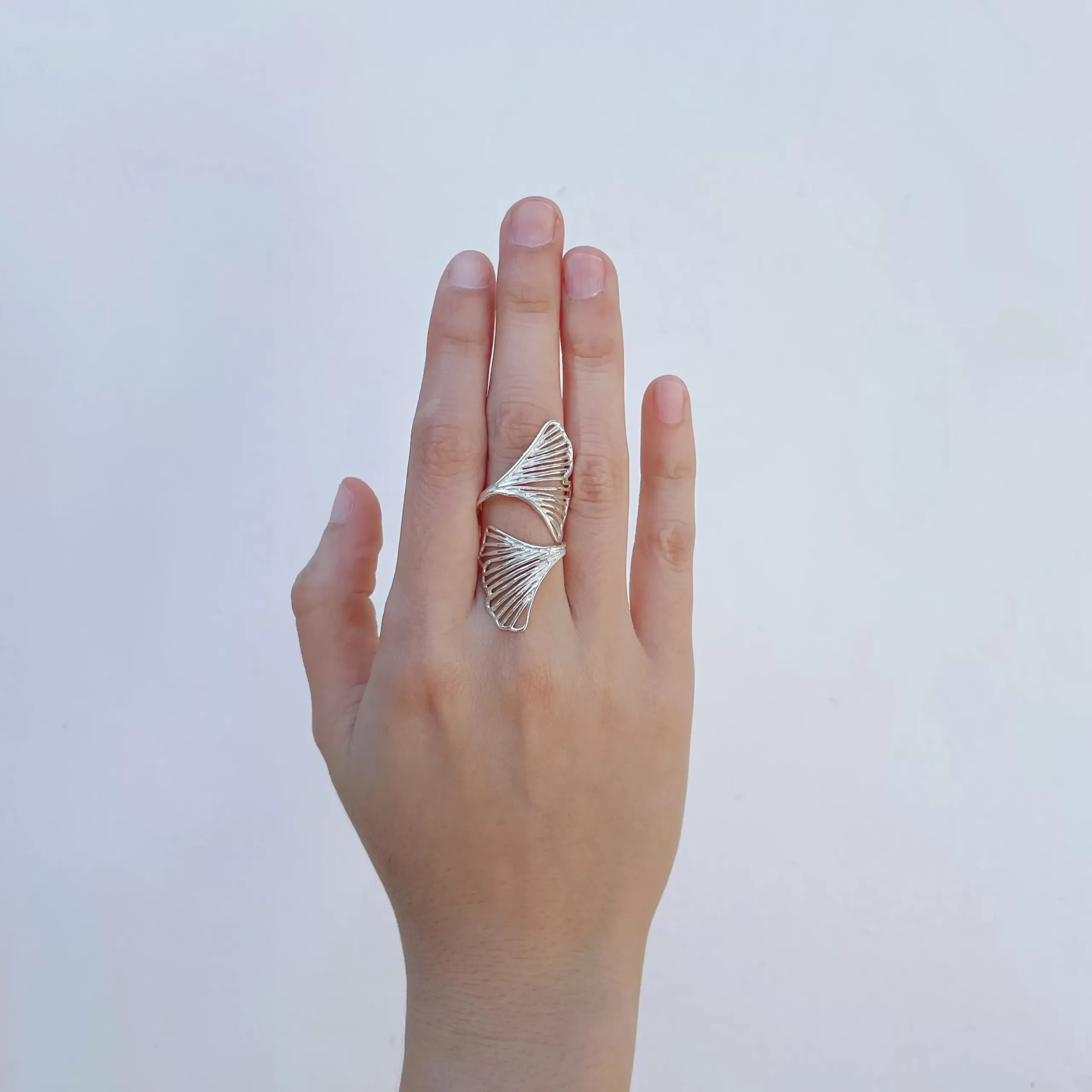 Anillo de plata .925 ligero largo estilo orgánico por Teresa González, diseño de hoja encontrada detallados a mano, combinan elegancia y sofisticación en cada detalle. Colección Ginkgo Biloba, diseño por Teresa Gonzalez. Joyería de Plata Esterlina de México- RPT017M