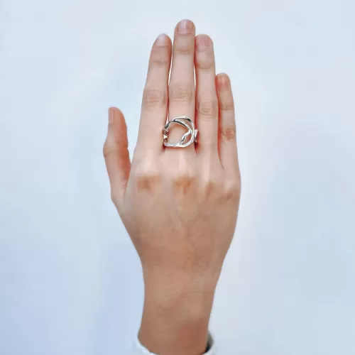 inspirado en el elegante flujo y el ritmo del agua por Teresa González