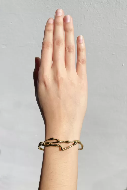 Brazalete -Cuff de plata .925 baño de oro diseño orgánico por Teresa González