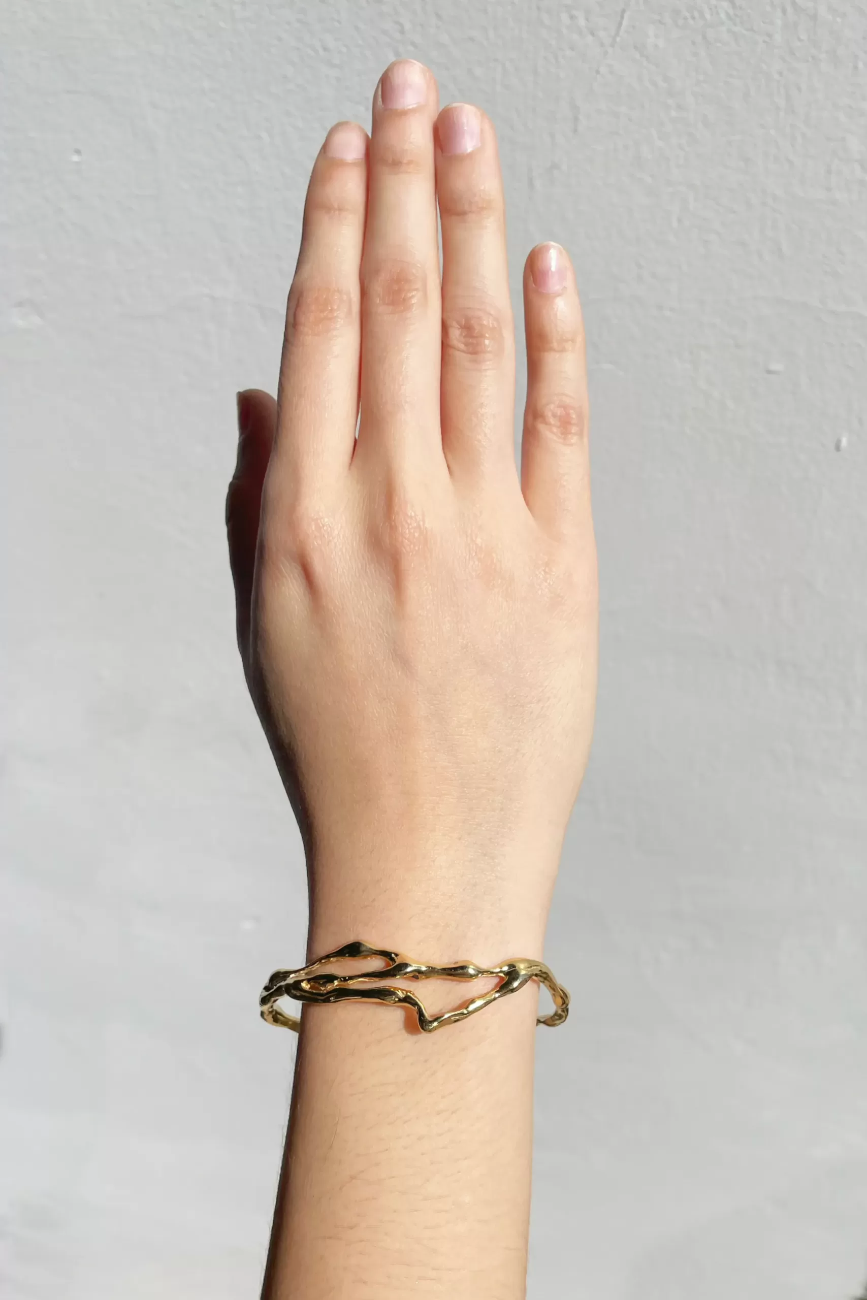 Brazalete -Cuff de plata .925 baño de oro diseño orgánico por Teresa González