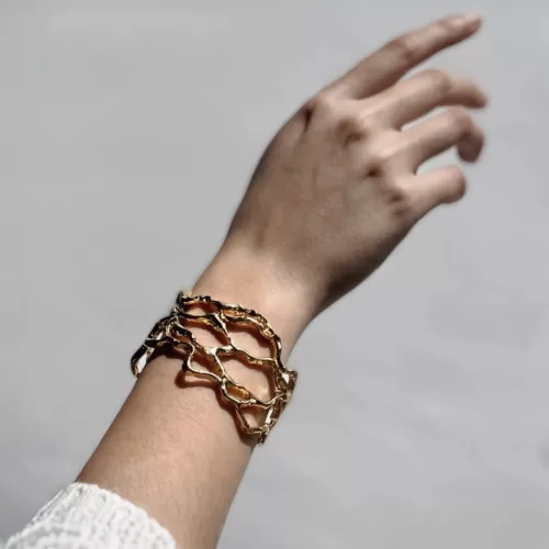 Brazalete -Cuff de plata .925 baño de oro doble diseño minimalista por Teresa González