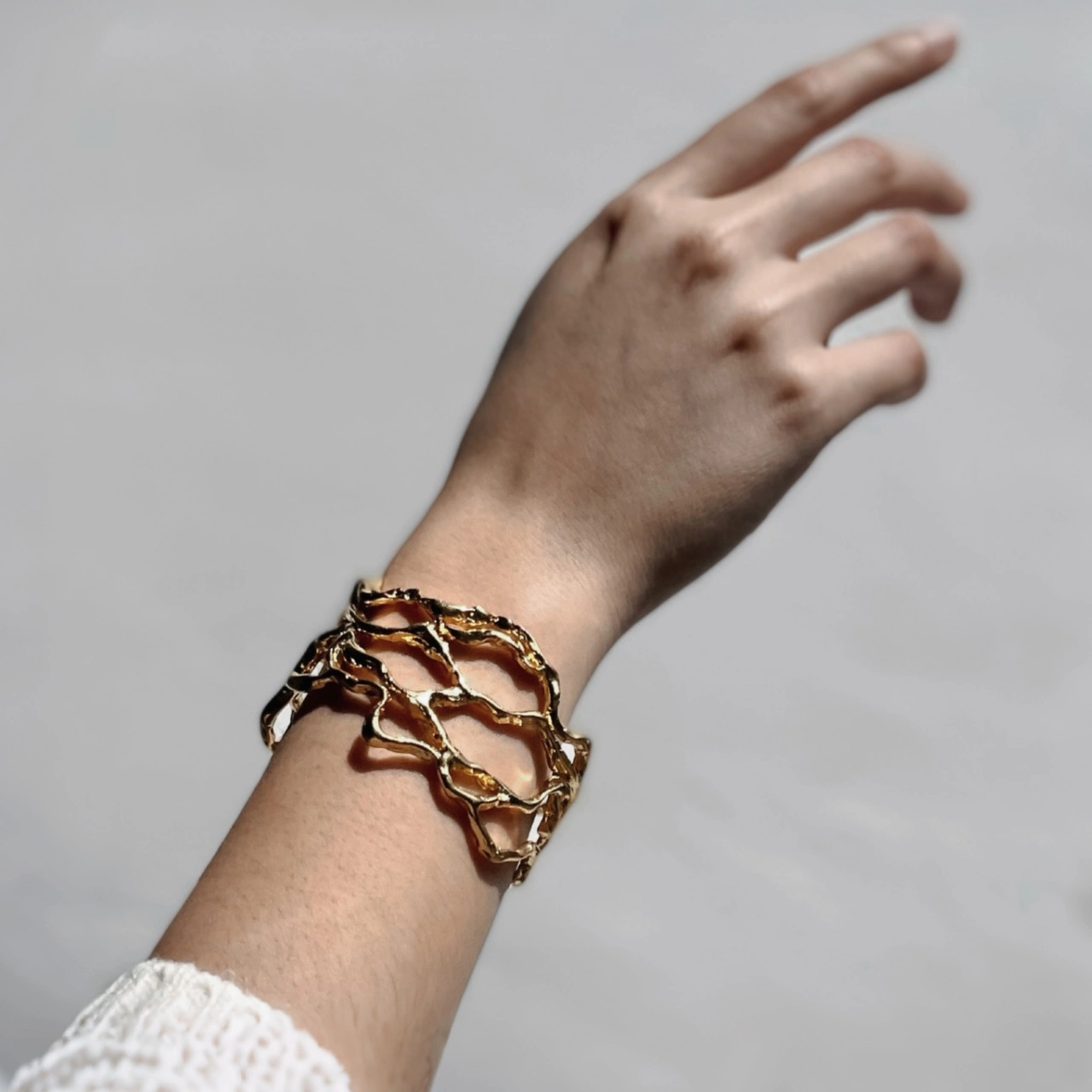 Brazalete -Cuff de plata .925 baño de oro doble diseño minimalista por Teresa González