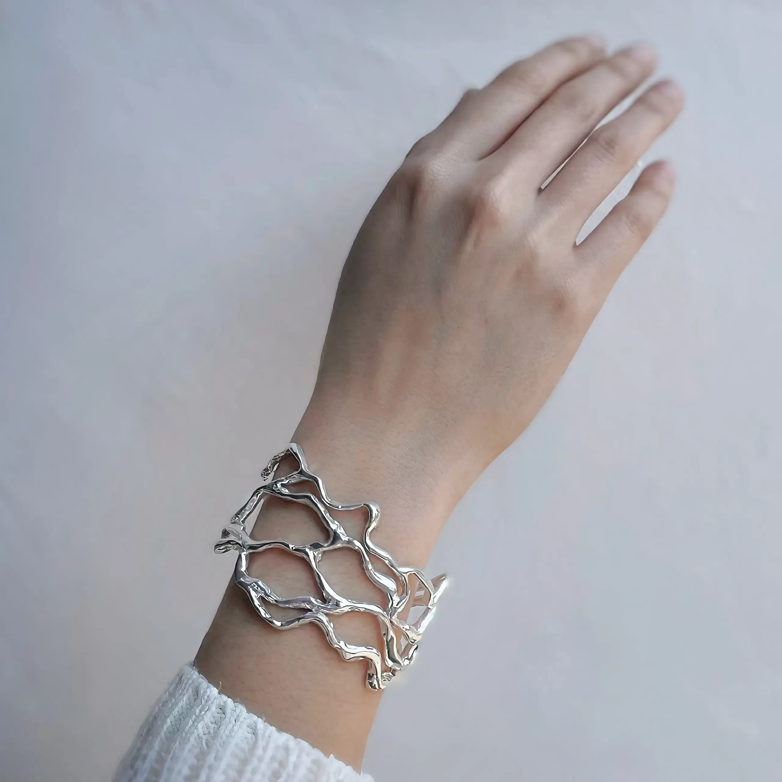 Brazalete -Cuff de plata .925 doble diseño minimalista por Teresa González