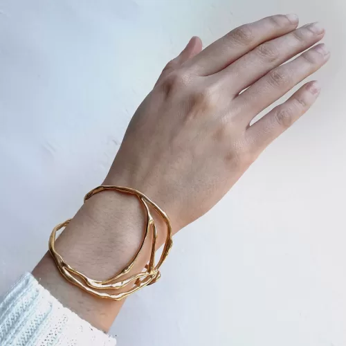 Brazelete de plata .925 baño de oro ajustable diseño contemporáneo  por Teresa González