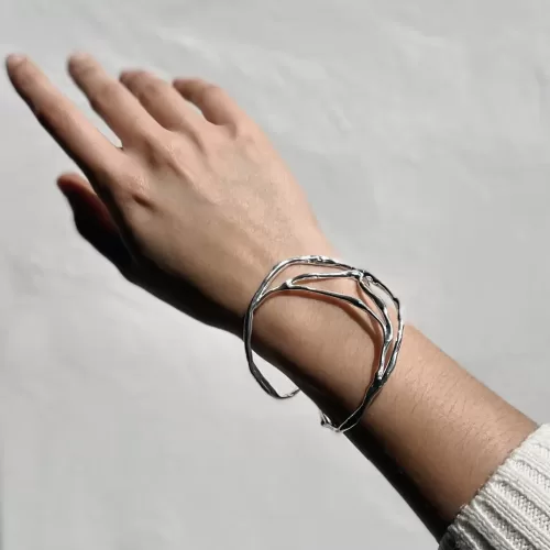 Brazalete de plata .925 ajustable diseño contemporáneo  por Teresa González