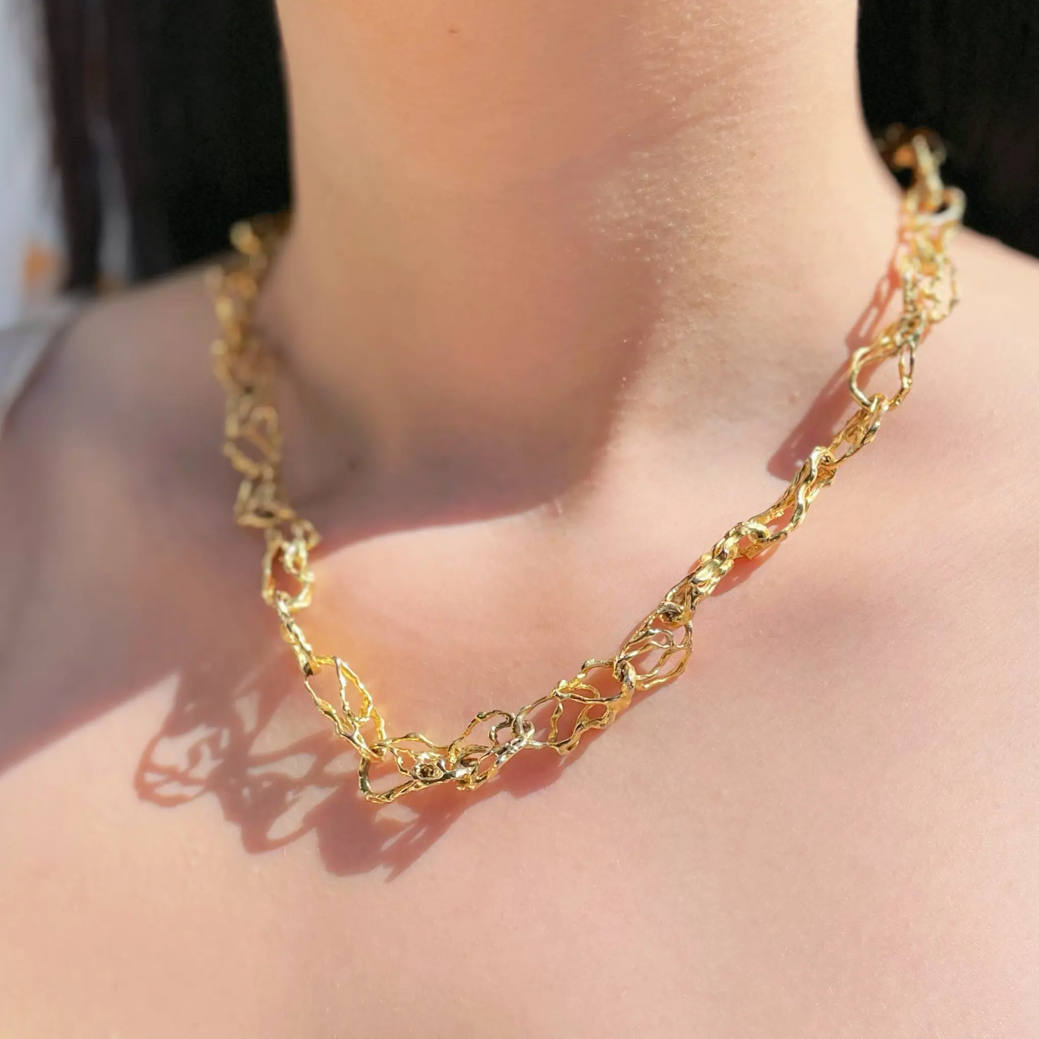 Collar de plata .925 baño de oro diseño contemporáneo por Teresa González