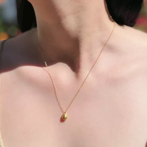 Cadena delgada y dije gotita de plata .925 con baño de oro diseño contemporáneo por Teresa González