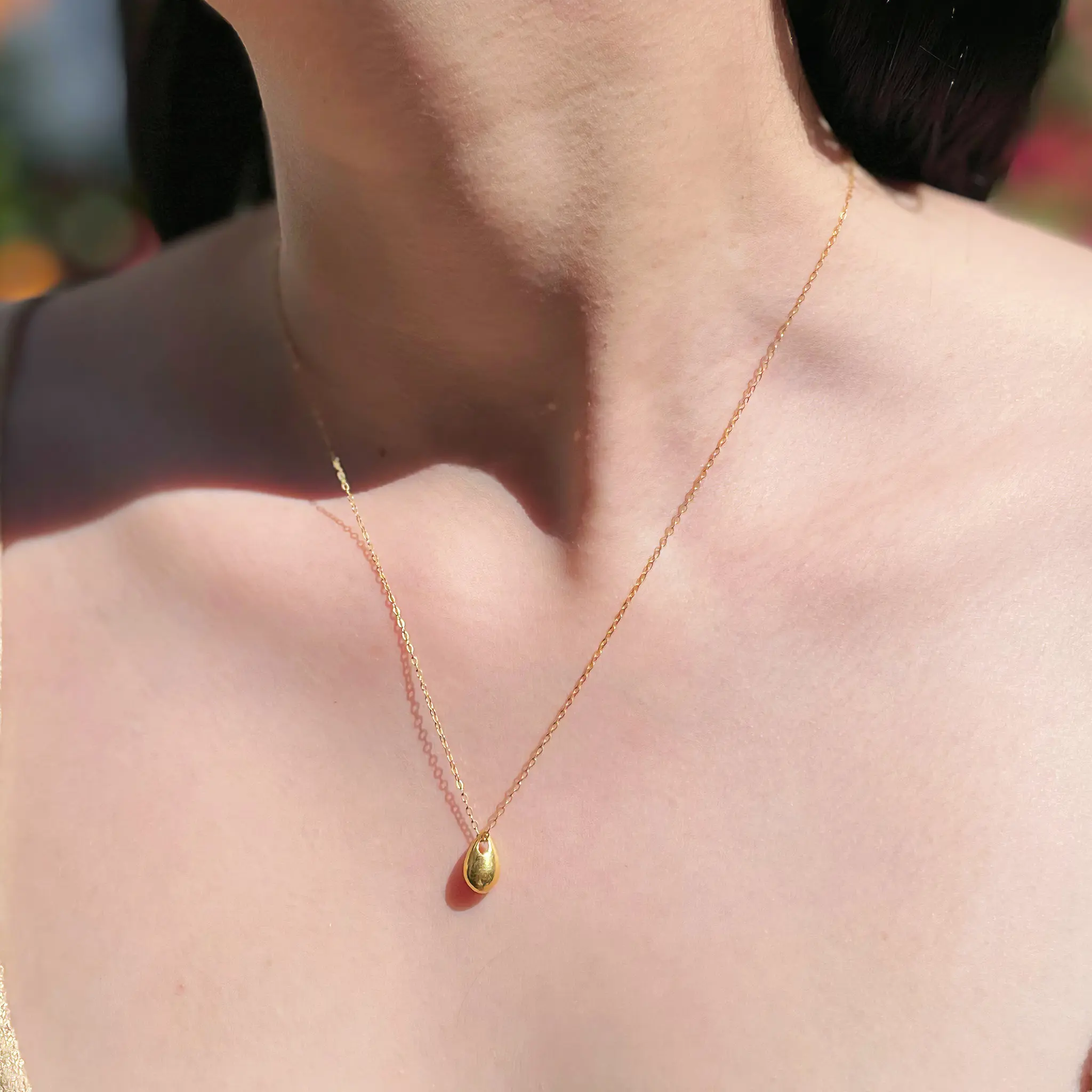 Cadena delgada y dije gotita de plata .925 con baño de oro diseño contemporáneo por Teresa González