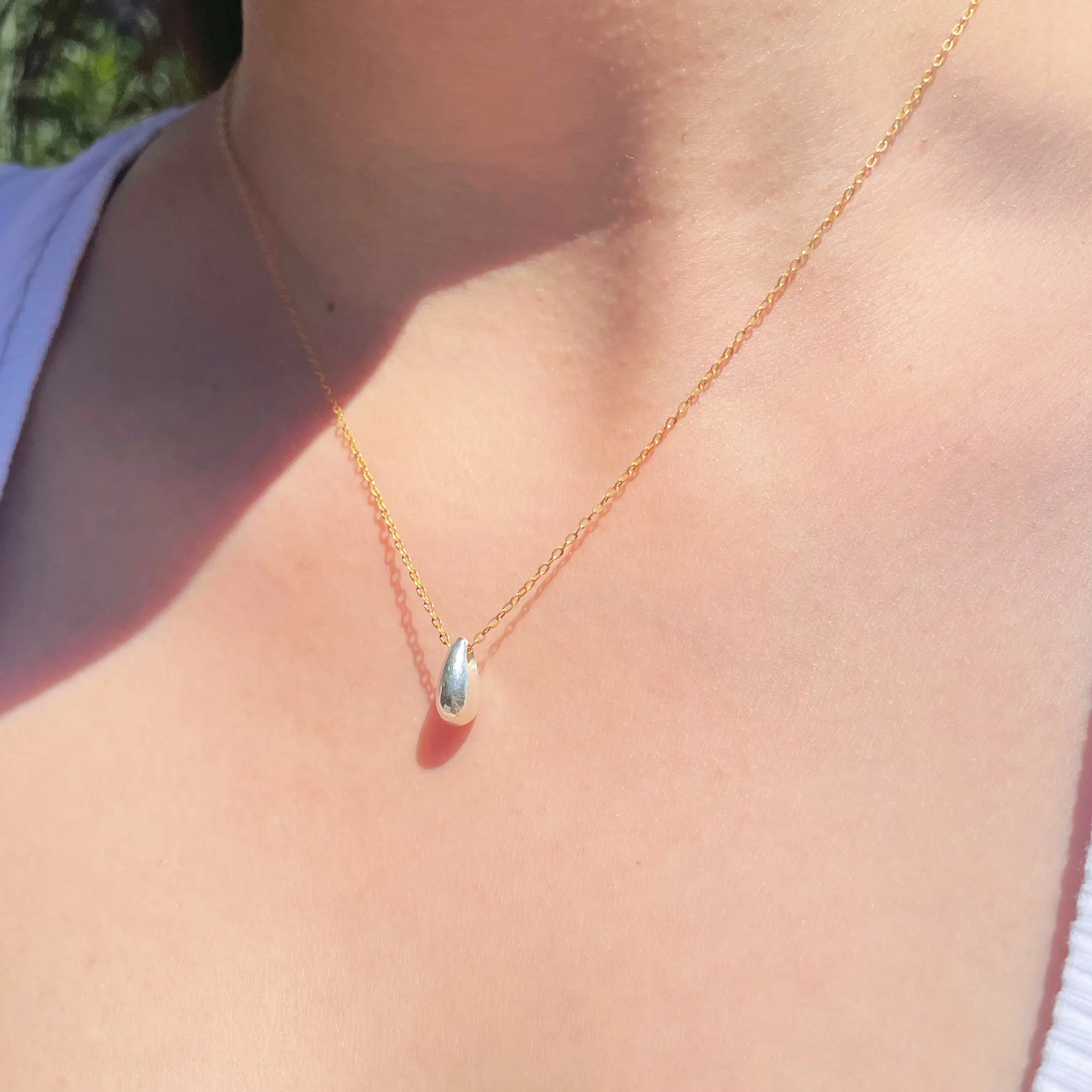 Cadena de plata .925 baño de oro con dije de plata .925 diseño contemporáneo por Teresa González