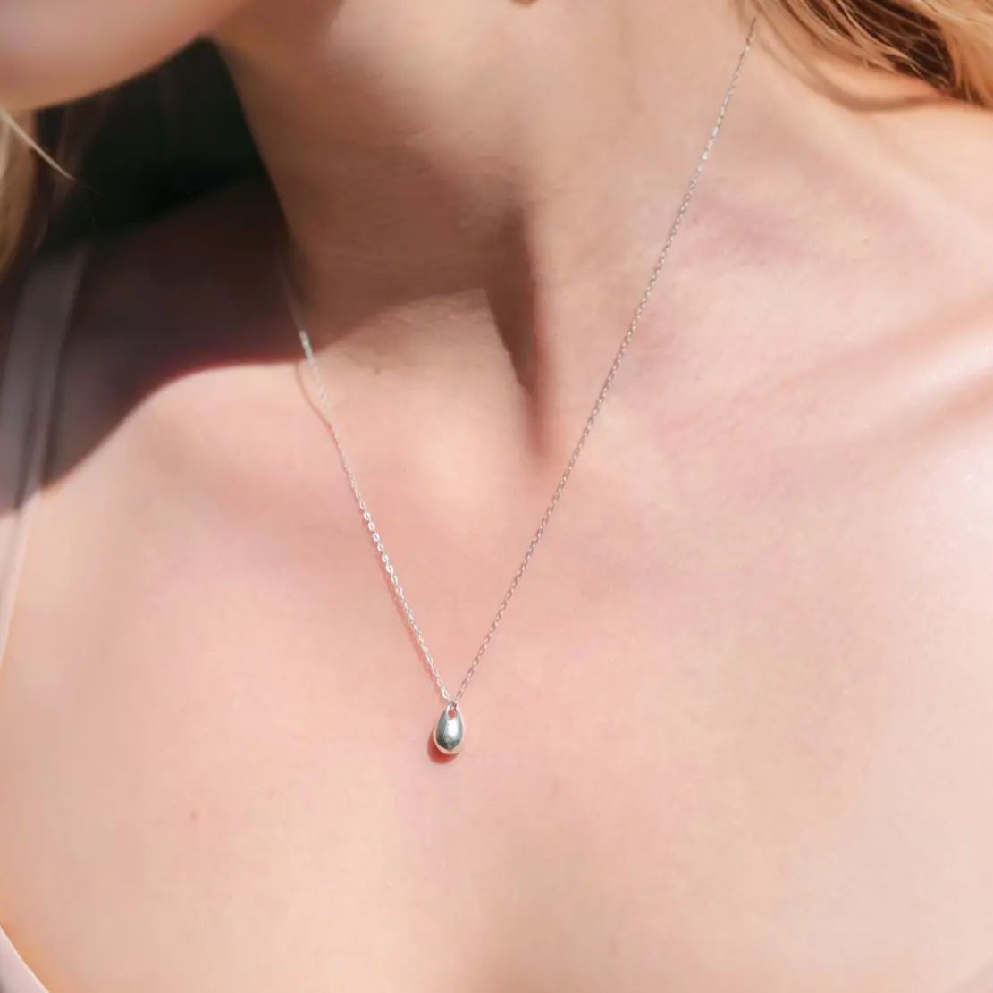 Cadena delgada con dije de gotita de plata .925 diseño contemporáneo por Teresa González