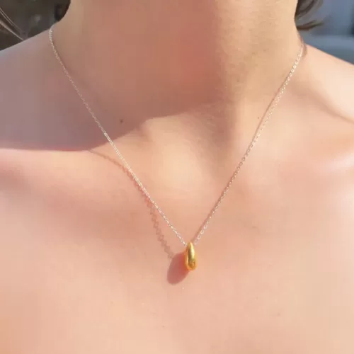 Cadena de plata .925 con gotita de plata con baño de oro diseño contemporáneo por Teresa González