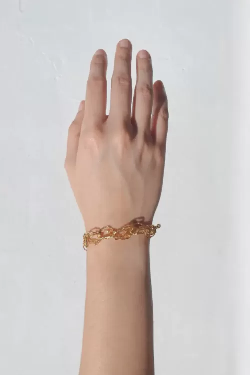 Pulsera de plata .925 baño de oro diseño contemporáneo  por Teresa González