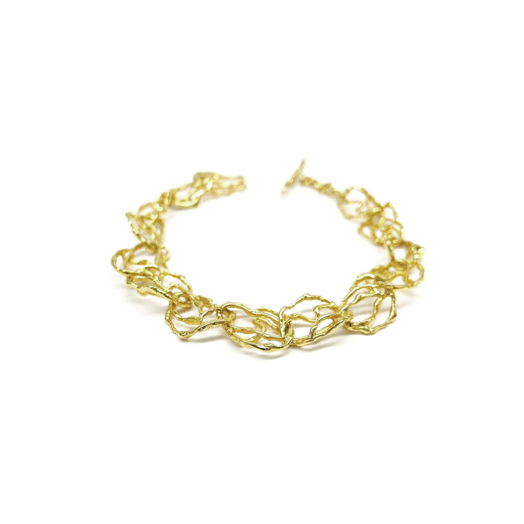 Pulsera de plata .925 baño de oro diseño contemporáneo  por Teresa González