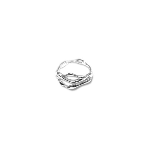Anillo de plata .925 mediano inspirado en el elegante flujo y el ritmo del agua por Teresa González