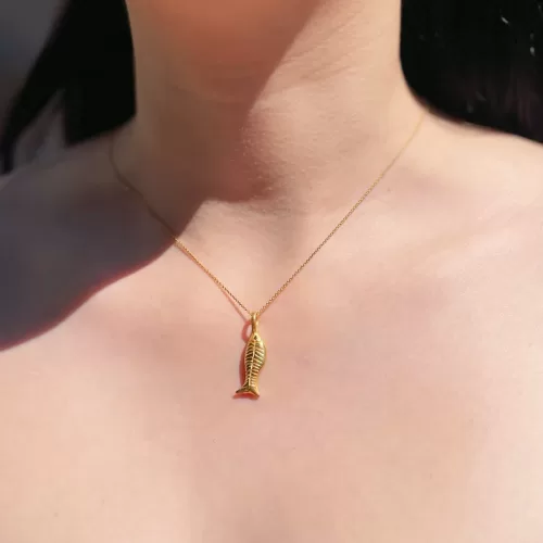 Dije en plata .925 baño de oro forma de pez sencillo pequeño inspiración marina por Teresa González.